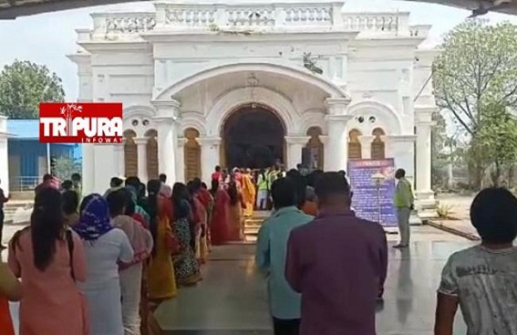 Crowd under Control in Agartala Durga Bari on Maha-Navami Crowd under Control in Agartala Durga Bari on Maha-Navami